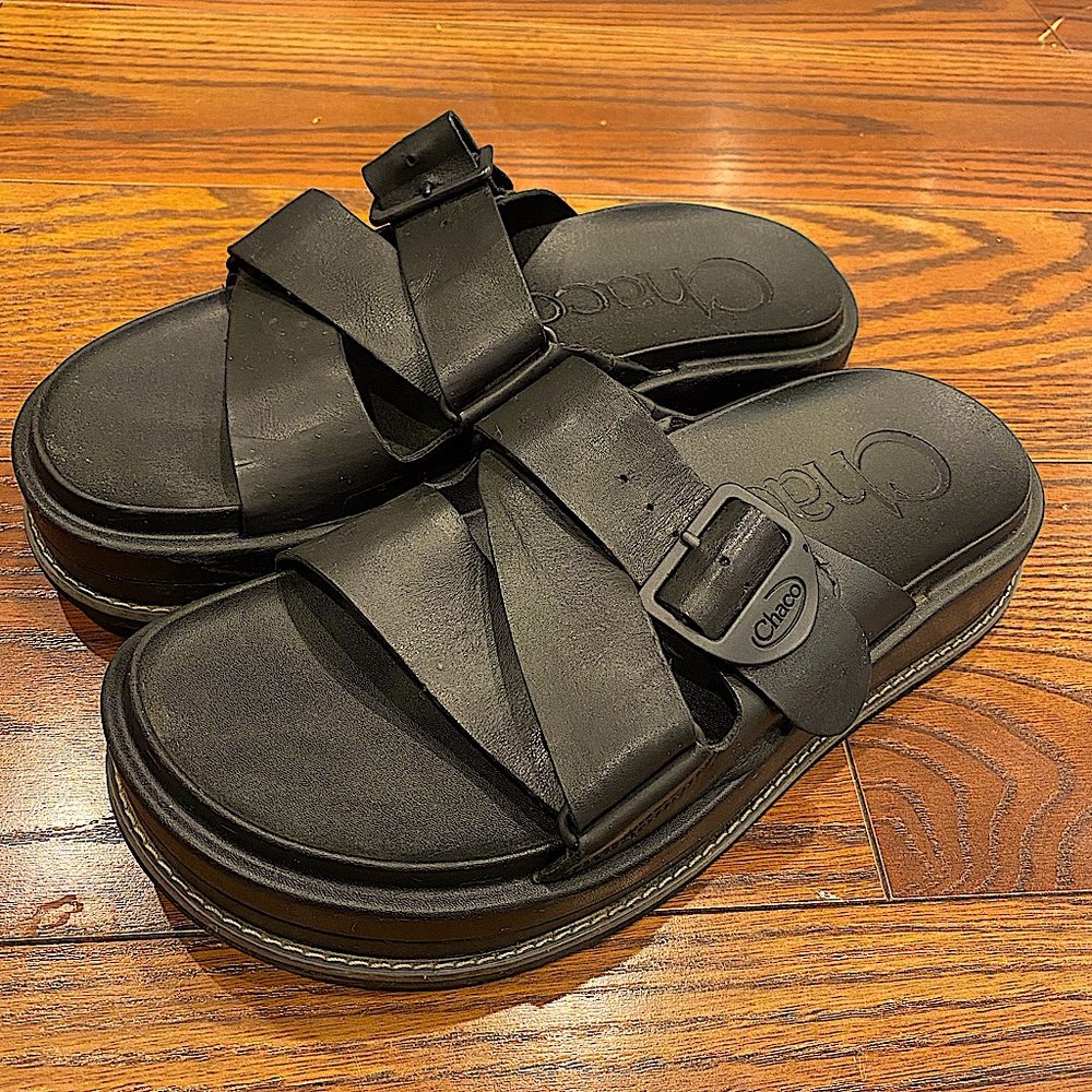 Black. Size 9. Chaco platform sandals.